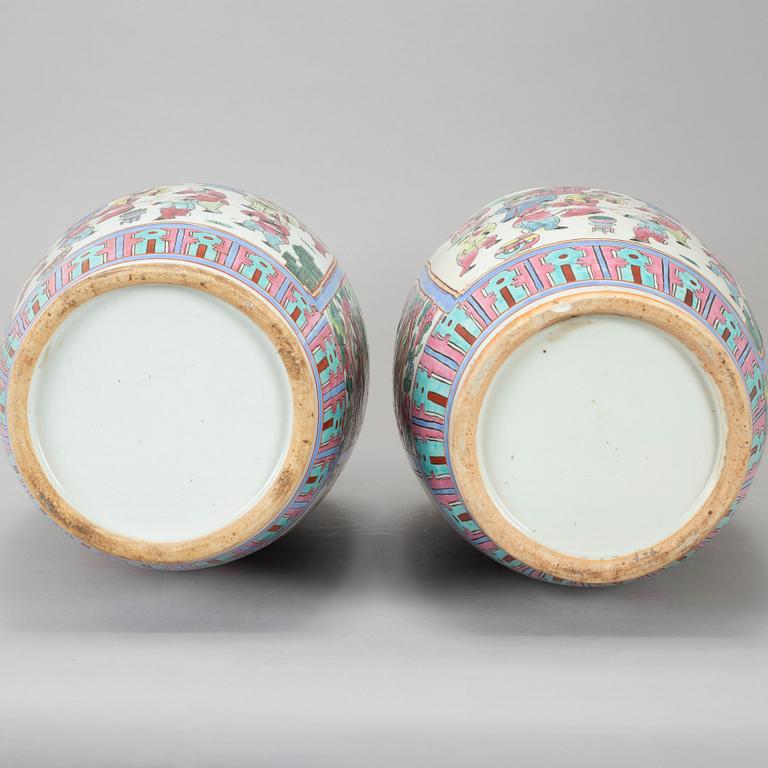 A pair of Chinese famille rose floor vase, early 20th century.