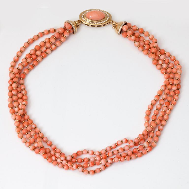 COLLIER med koraller samt briljantslipade diamanter totalt ca 0.68ct. Två droppformade koraller medföljer.