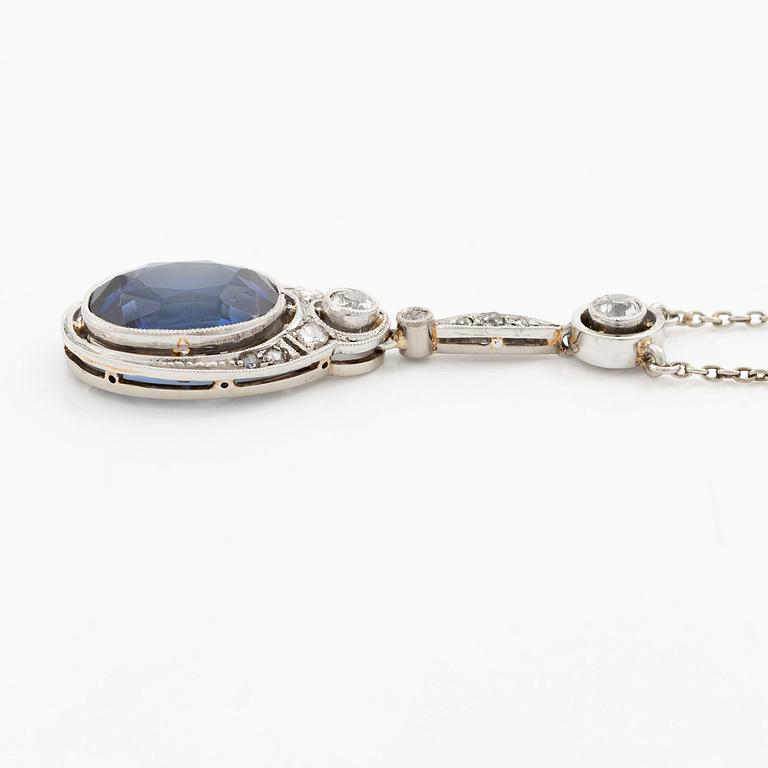 Collier 18K vitguld med en syntetisk safir samt gammal- och rosenslipade diamanter.