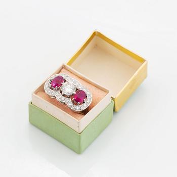 Ring 18K vitguld med fasettslipade rubiner och en rund briljantslipade diamant.