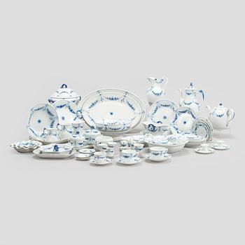 Harriet Bing, astiasto, 110 osaa, "Empire" posliini,  ja pöytäliina, Bing & Grøndahl Tanska.