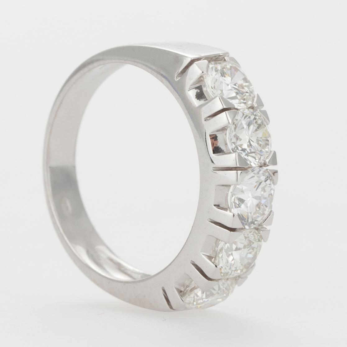 RING, vitguld 14K, 5 briljantslipade diamanter, tot. 2,00 ct,
4,8 g. Intyg 251.