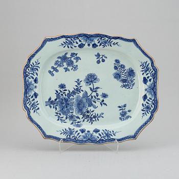 A blue and white serving dish, Qing dynasty, Qianlong (1736-95).