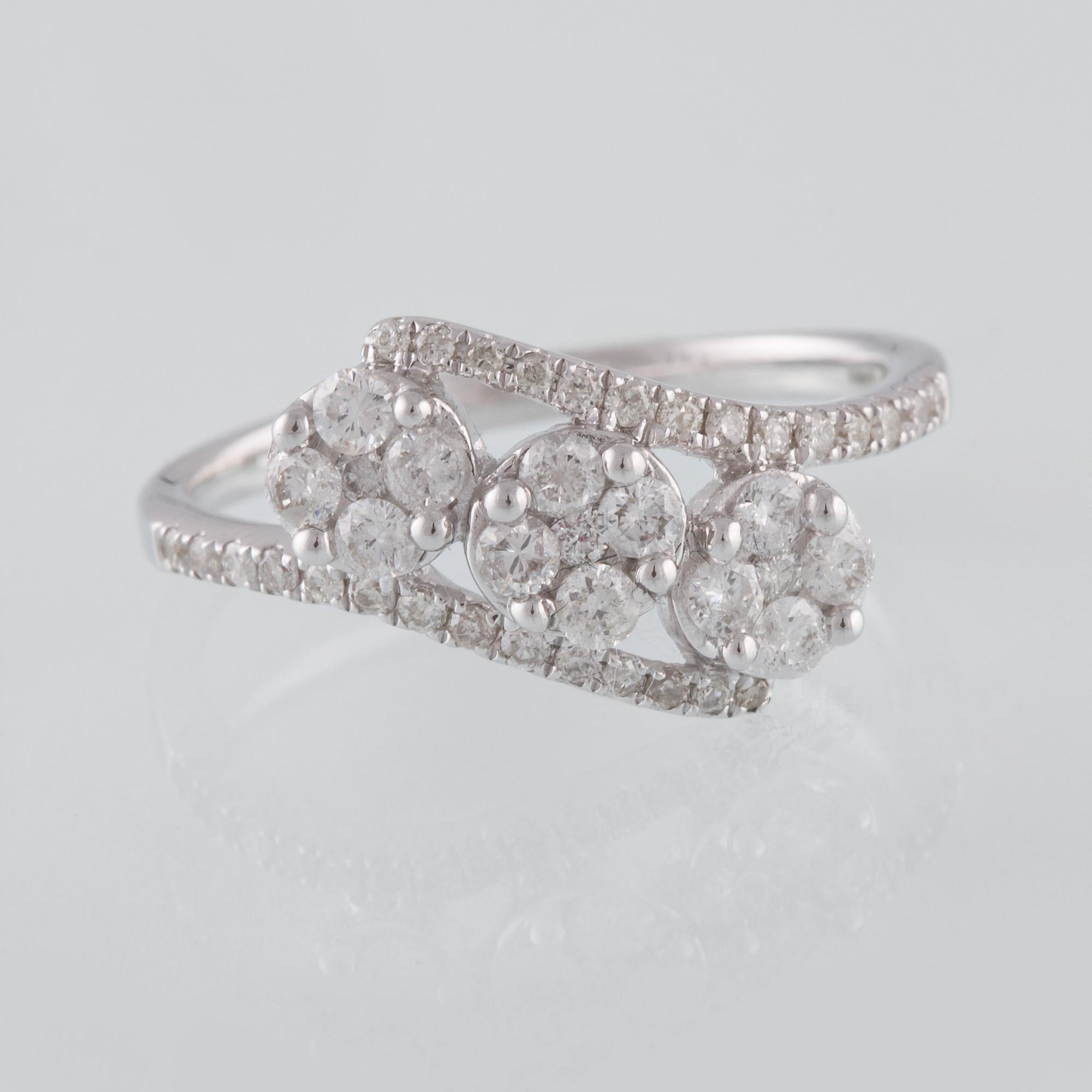 RING, 18K vitguld med briljantslipade diamanter ca 0.56 ct. Vikt 3,0 gram.