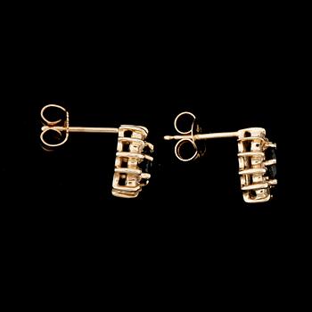 ÖRHÄNGEN, ett par, 14k guld, droppformade safirer med krans av små briljantlispade diamanter. Total vikt ca 1,8 gram.