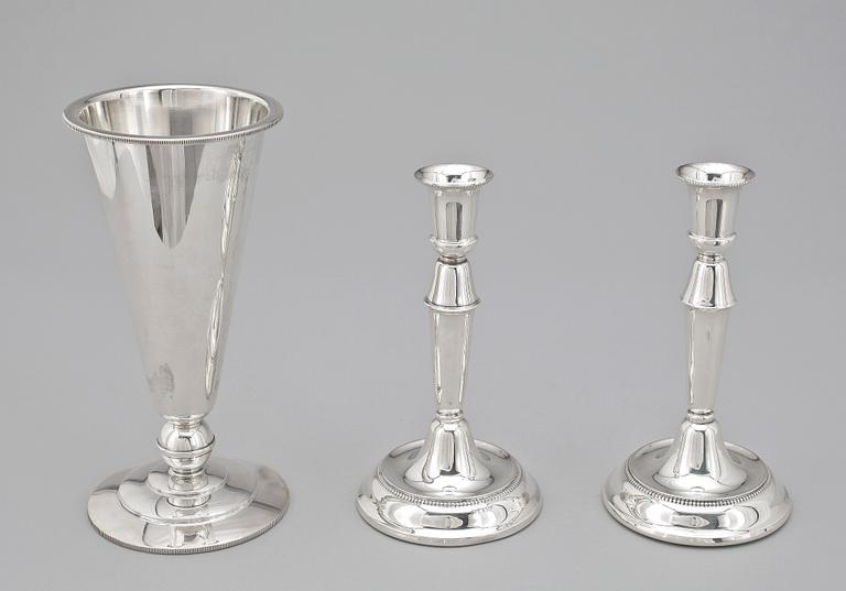 VAS samt LJUSSTAKAR, ett par. Silver.