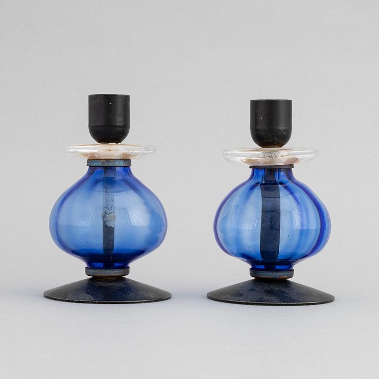 Erik Höglund, ljuskrona samt ljusstakar, ett par, glas och järnsmide.