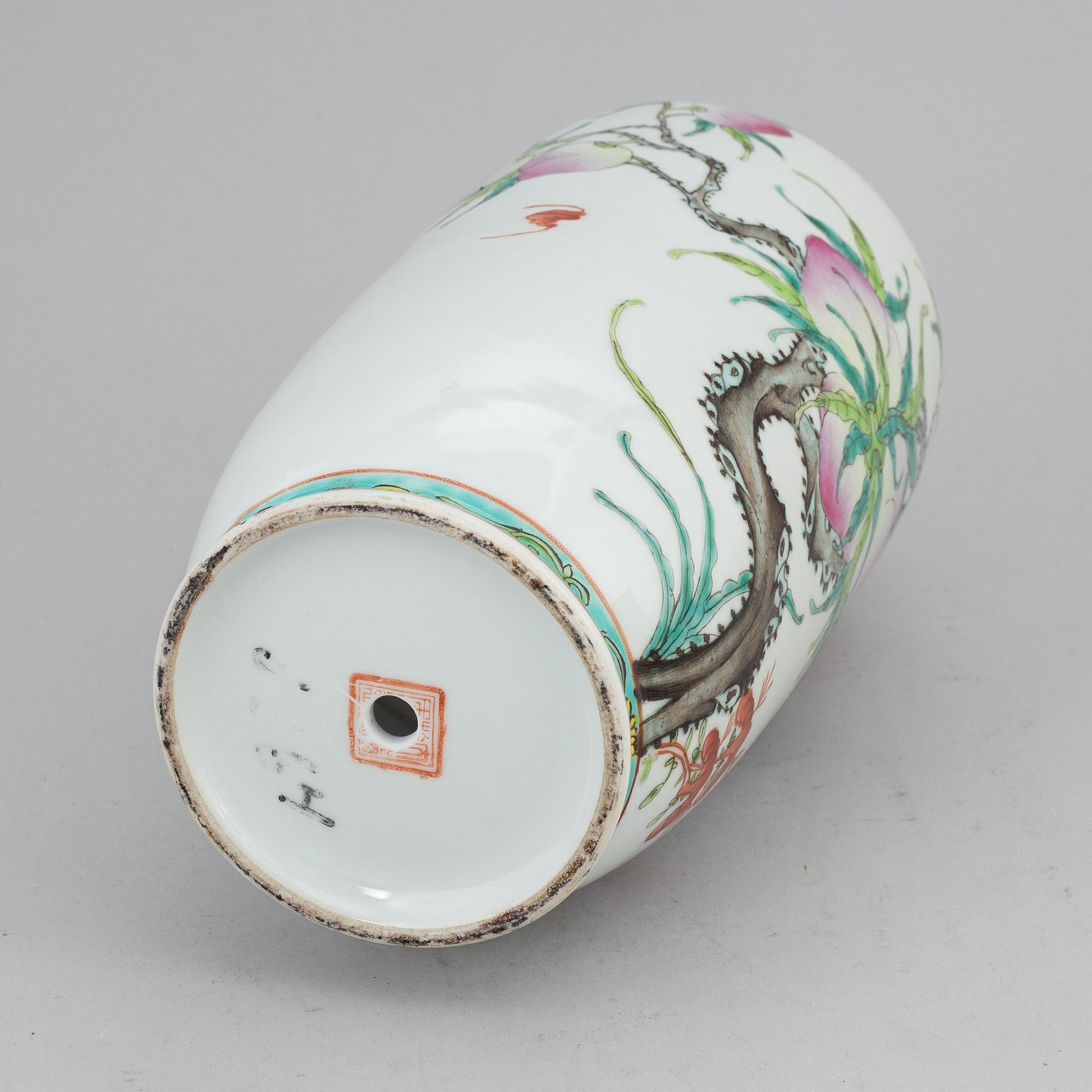 A famille rose peach vase, late Qing dynasty.