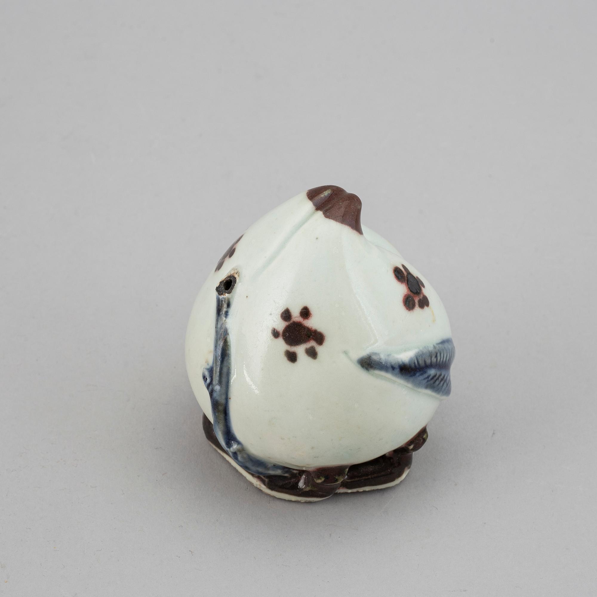 A blue and white and copper red decorated water dropper, 19th/20th century.