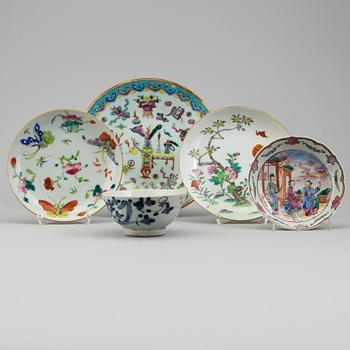 A CHINESE PORCELAIN BOWL AND FOUR PLATES, 18th/19th century.