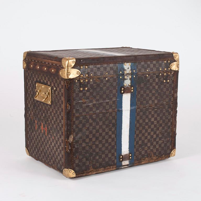 LOUIS VUITTON, damier trunk.