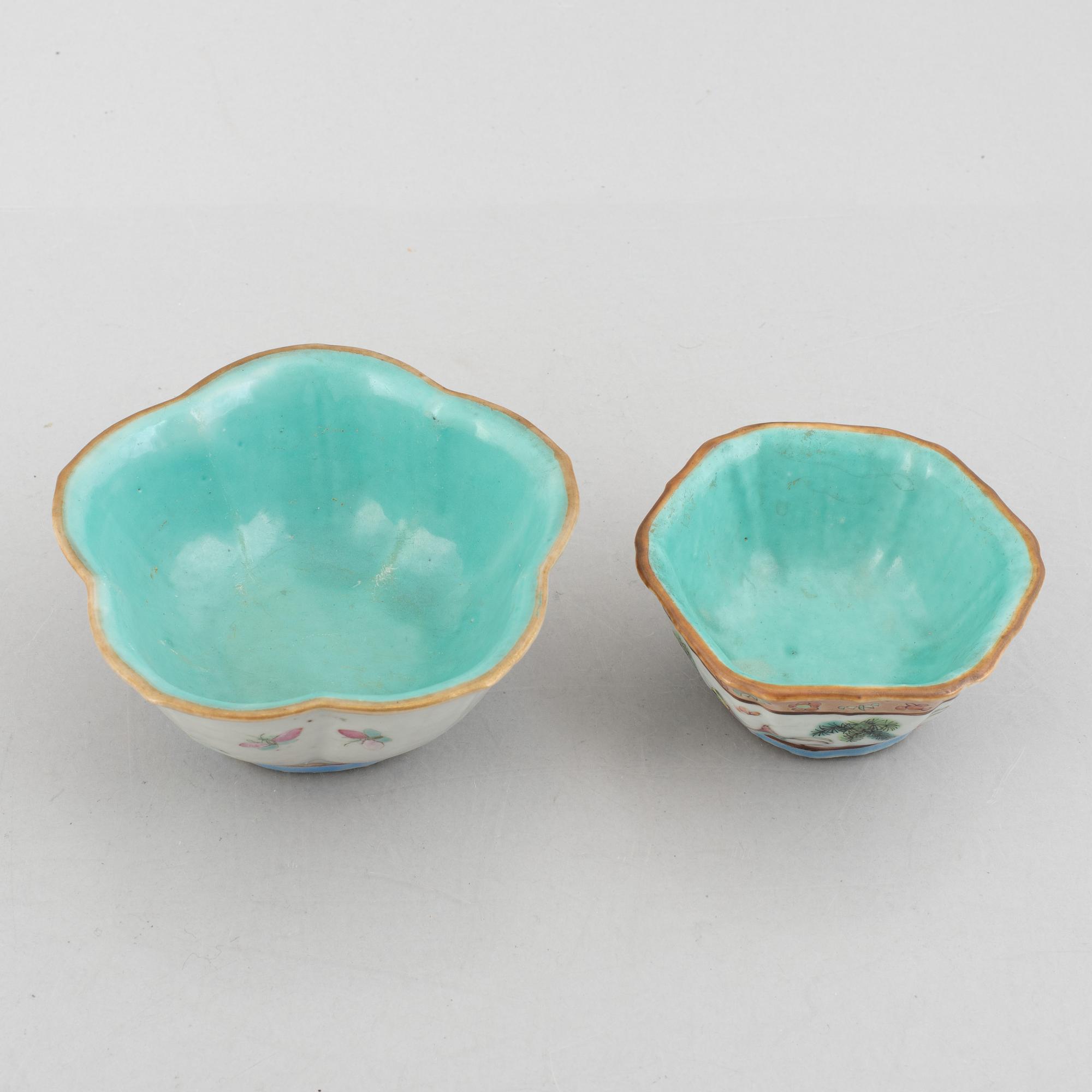 Five Chinese porcelain pieces, late Qing dynasty and 20th century.