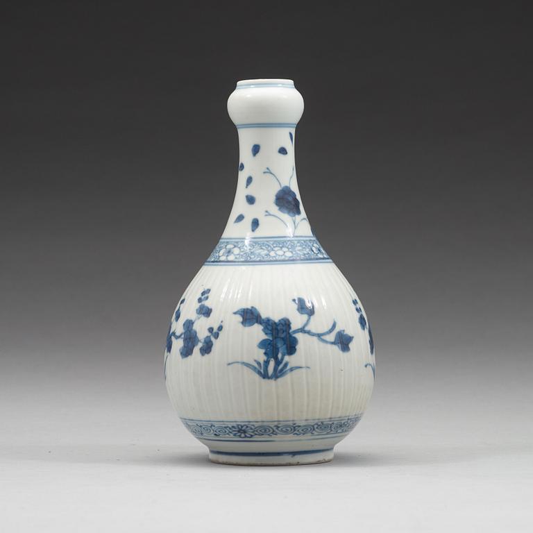 FLASKA, porslin. Qingdynastin, Kangxi (1662-1722).