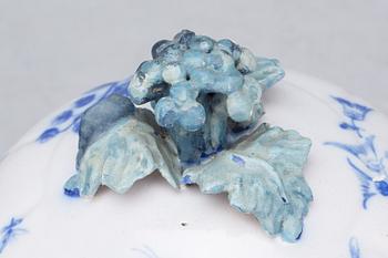 TERRIN MED LOCK, fajans, Marieberg. 1766-1769.