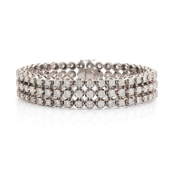 520. An 18K white gold bracelet set with round brillant-cut diamonds.