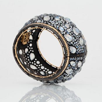 ARMRING med rosenslipad indisk labradorit, totalt ca 144.00 ct, med åttkantslipade diamater, totalt ca 4.50 ct.