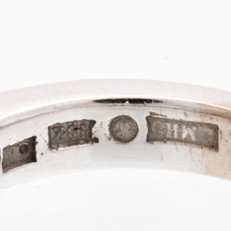 Ring halvallians 18K vitguld med runda briljantslipade diamanter, Art Metall Helsingborg.