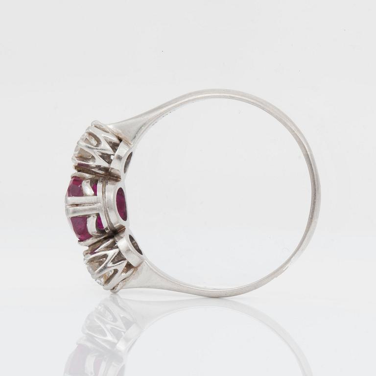 RING med rubin, 2.05 ct enligt gravyr, och briljantslipade diamanter, totalt ca 0.70 ct.