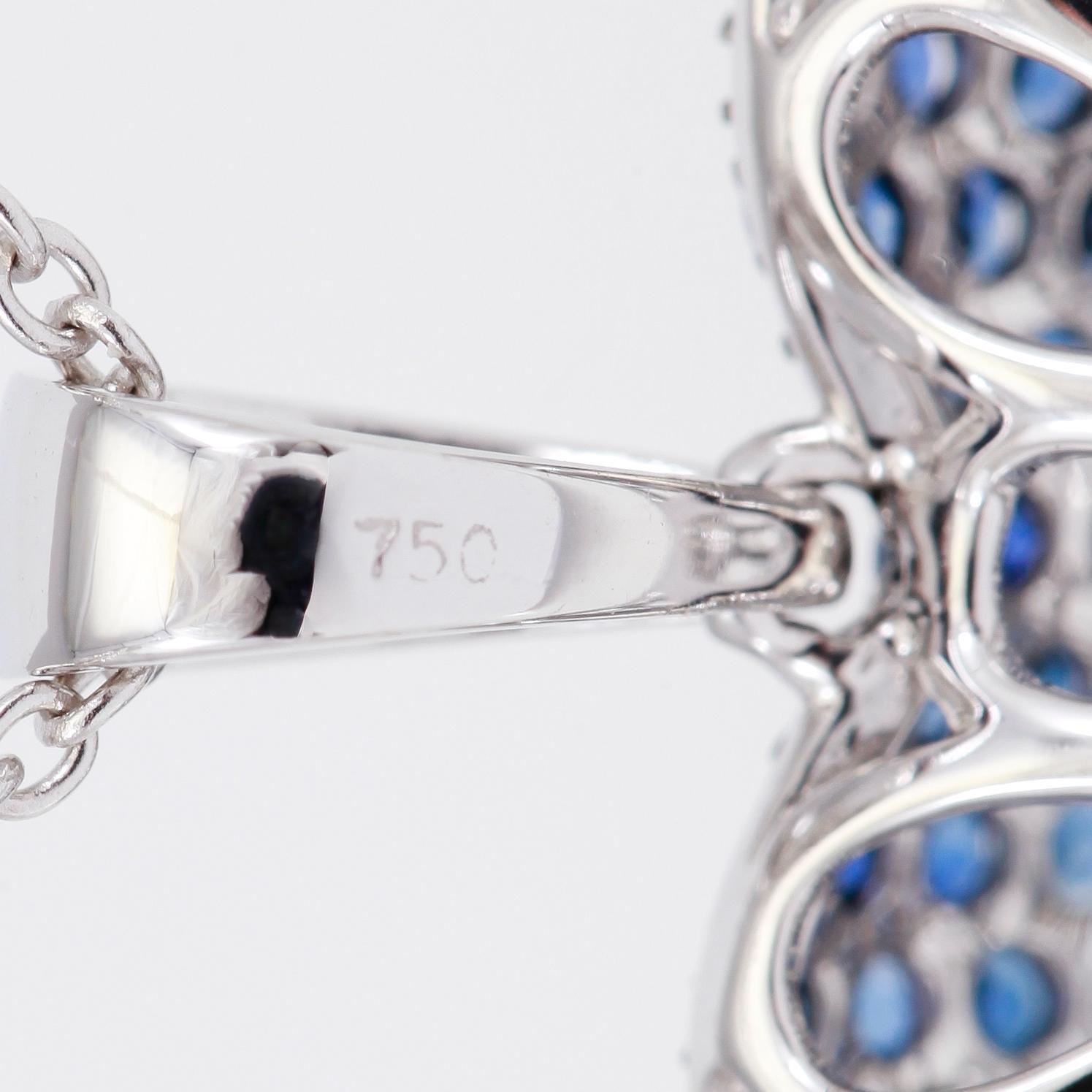 HÄNGE MED KEDJA, blå safirer totalt ca 2,50 ct, mindre diamanter totalt ca 0,05 ct.