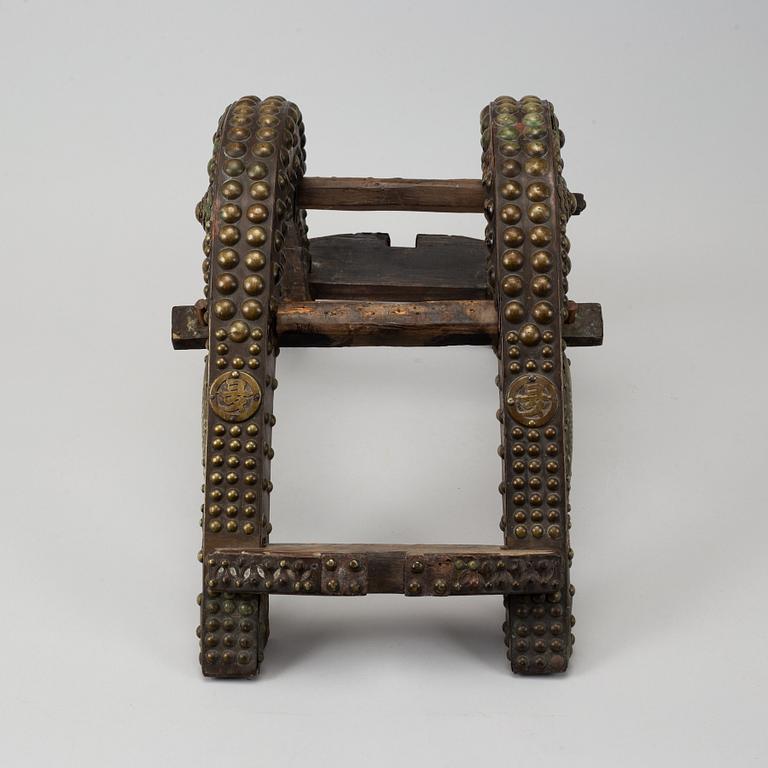 Sadel, trä och metall. Troligen sen Qing dynasti (1644-1911).