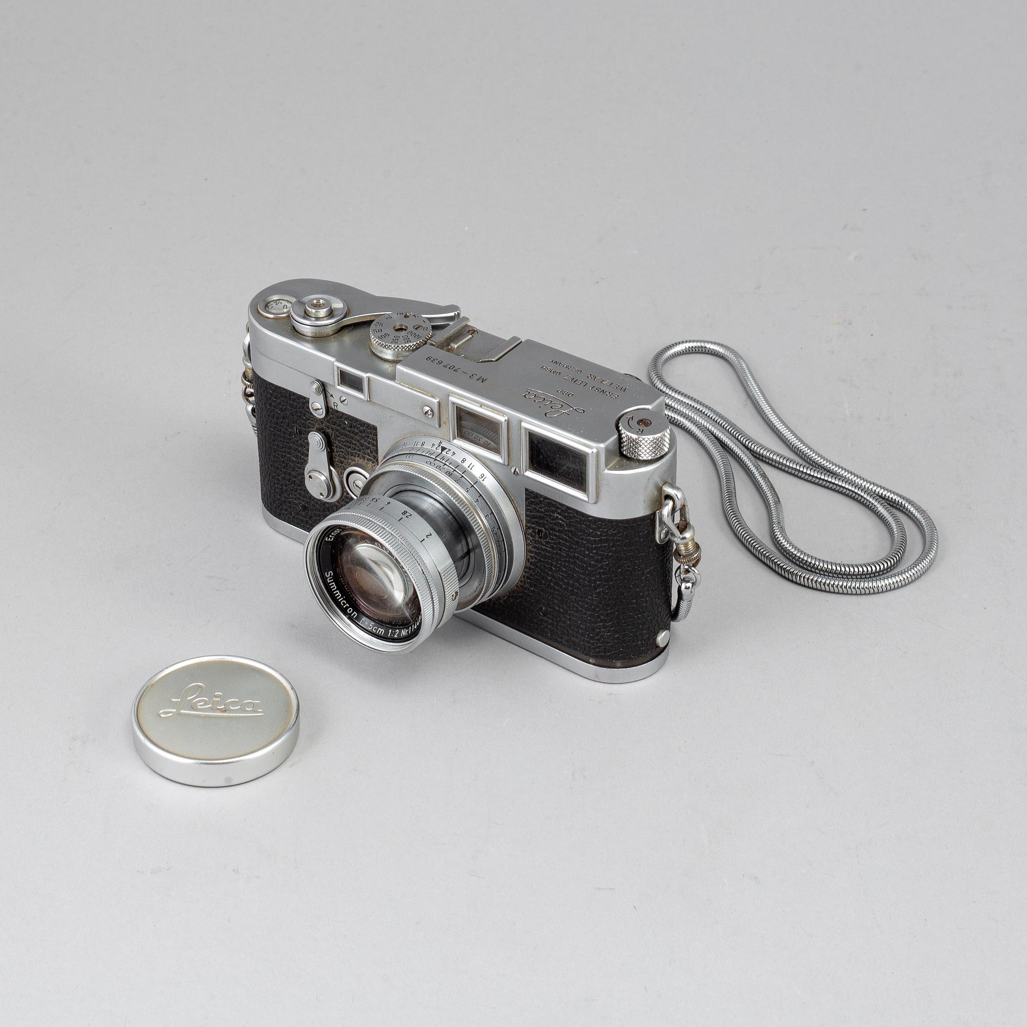 A LEICA M3, 1954, with objectives and accessoaries.