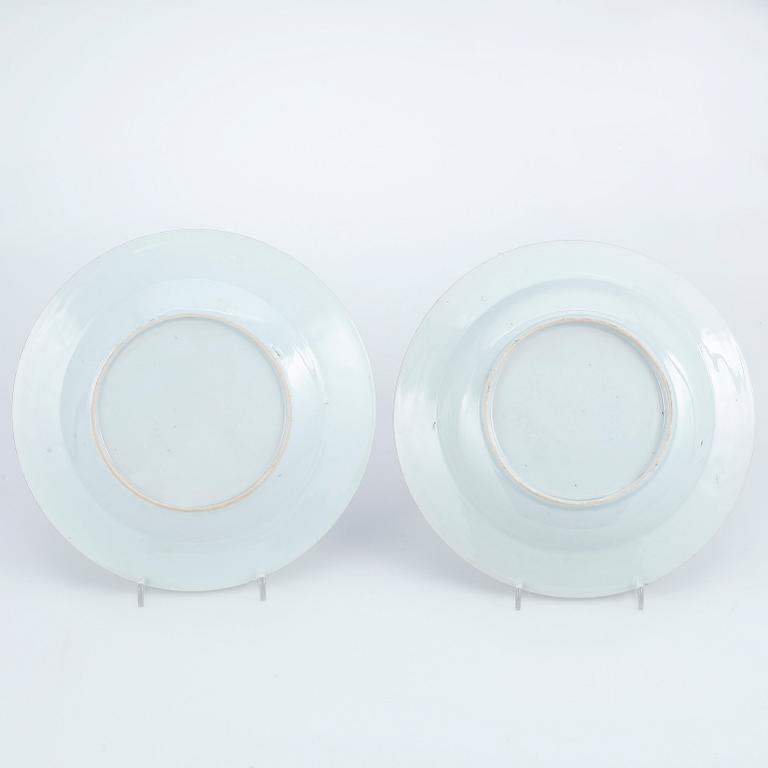 TALLRIKAR, 2 st, porslin, Qianlong, Kina 1700-tal.