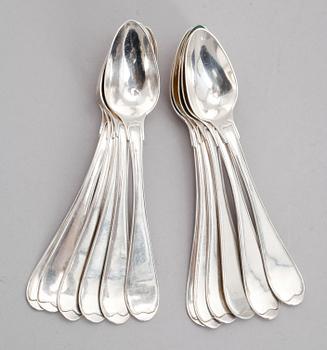 TESKEDAR, 12 st snarlika, silver, svenska stämplar 1800-tal. Vikt ca 295 gram.