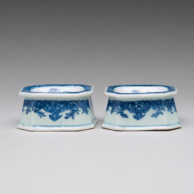 SALTKAR, ett par, kompaniporslin. Qingdynastin, Qianlong (1736-95).