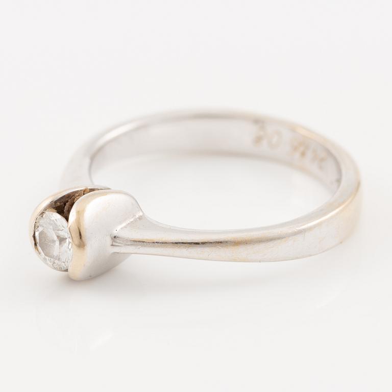 Ring, 18K white gold with a brilliant-cut diamond.