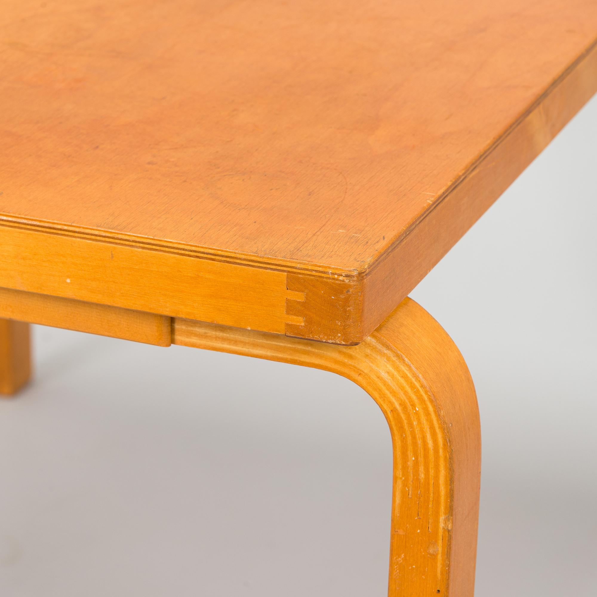 Alvar Aalto, bord, modell 82 för O.Y. Huonekalu- ja Rakennustyötehdas A.B. 1900-talets mitt.