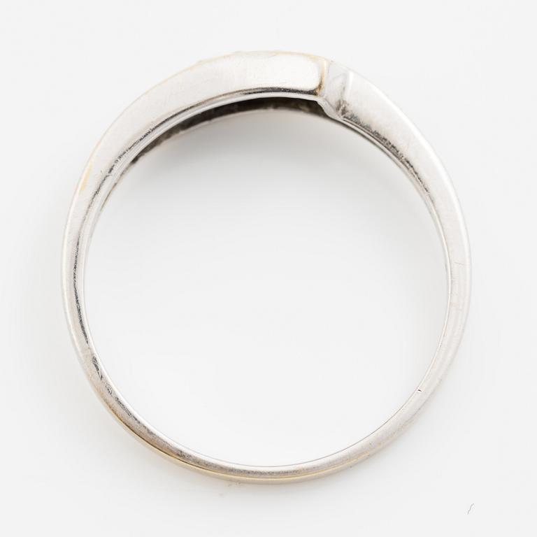 Ringar, 2 stycken, 18K vitguld med diamanter och smaragder.