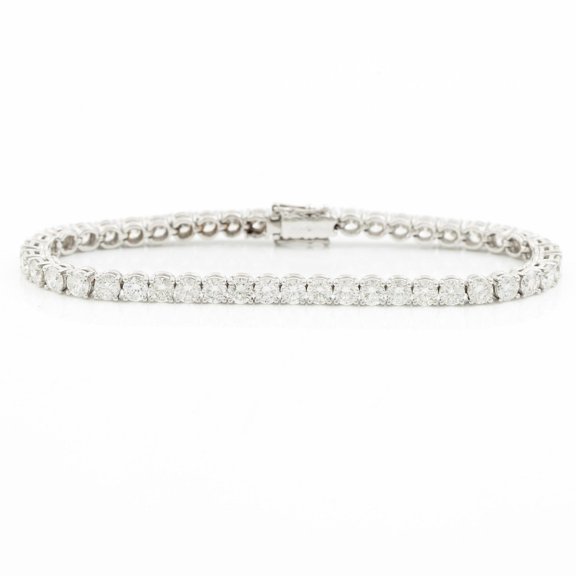Tennis bracelet 18K white gold with brilliant-cut diamonds.