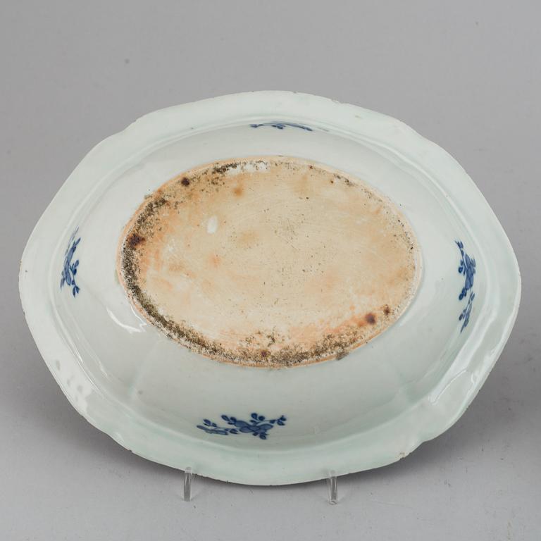 A pair of blue and white porcelain tureens with covers, Qing dynasty, Jiaqing.