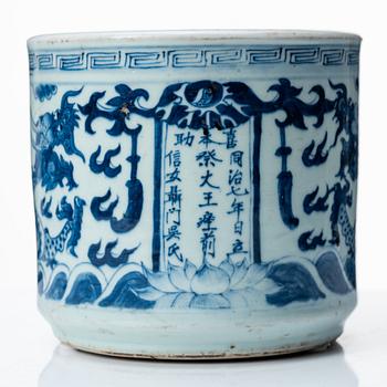 A blue and white brush pot, Qing dynasty, 19th Century.