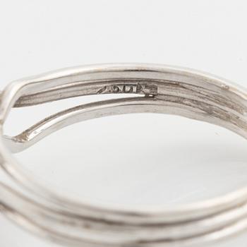 An 18K gold ring set with a cultured pearl and round brilliant-cut diamonds.