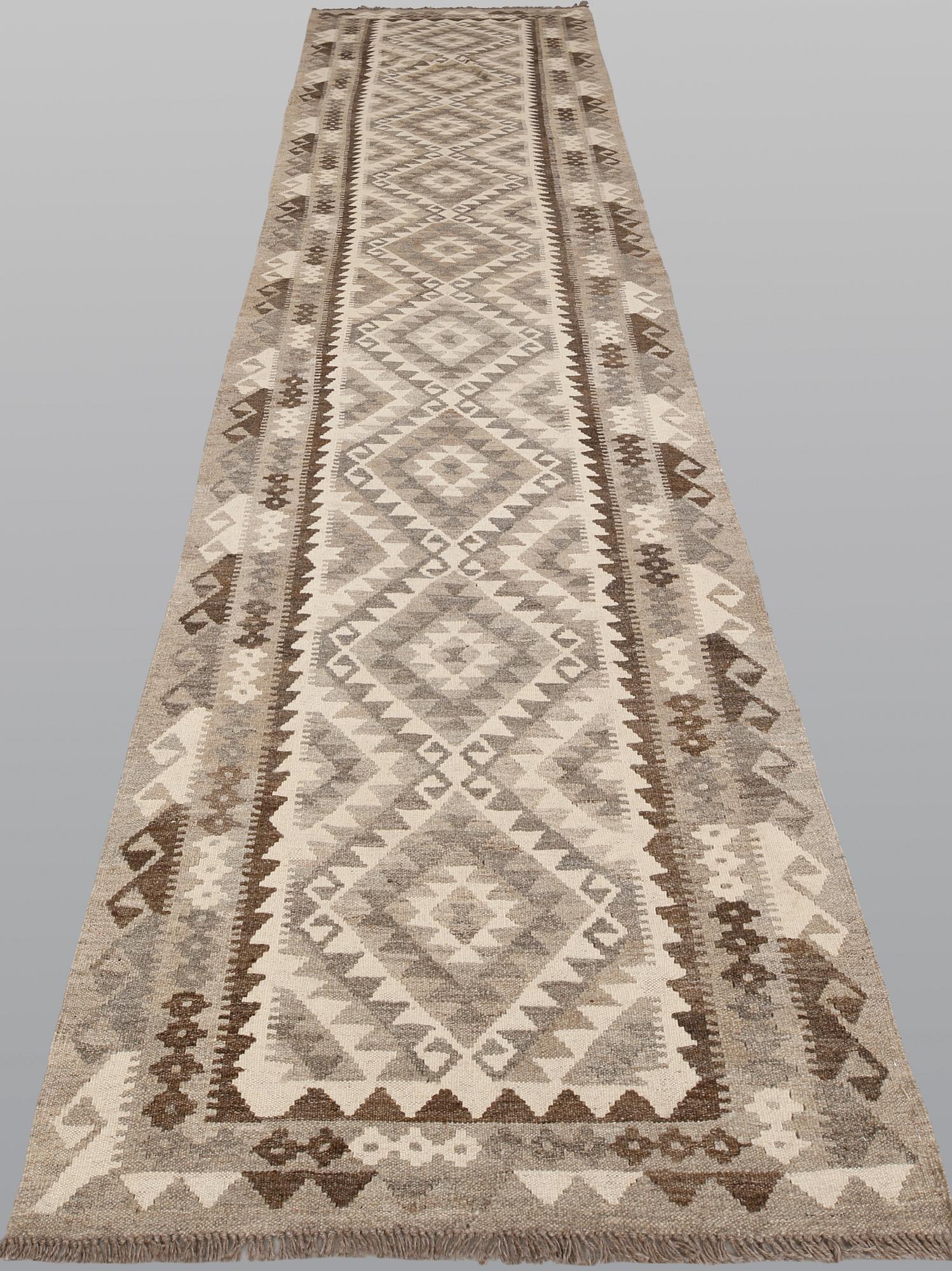 A Kilim runner, approx. 398 x 85 cm.