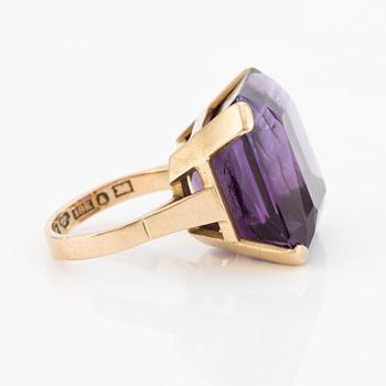 Ring, cocktail ring, 18K gold with amethyst.