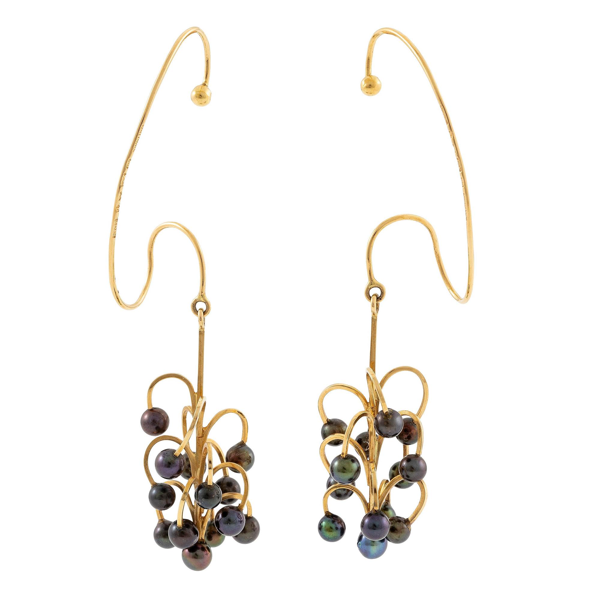 Sigurd Persson, a pair of earrings, 18K gold with cultured pearls, Stockholm 1965.