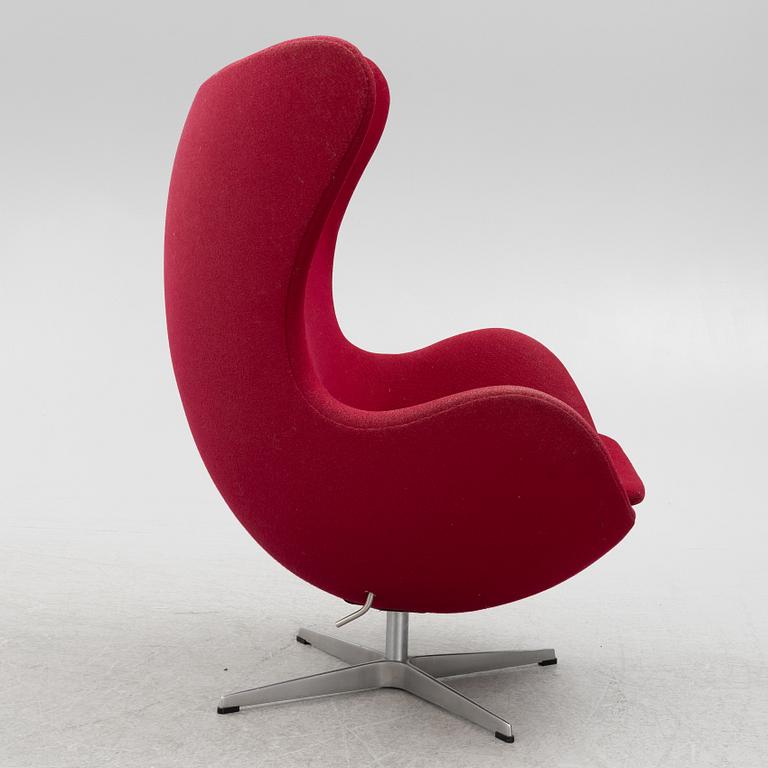 Arne Jacobsen, an armchair with footstool, "The Egg", Fritz Hansen, Danmark, 2000.
