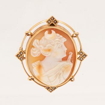 Pendant/brooch 18K gold with seed pearls and carved shell cameo Martin Lysell Trelleborg 1919.