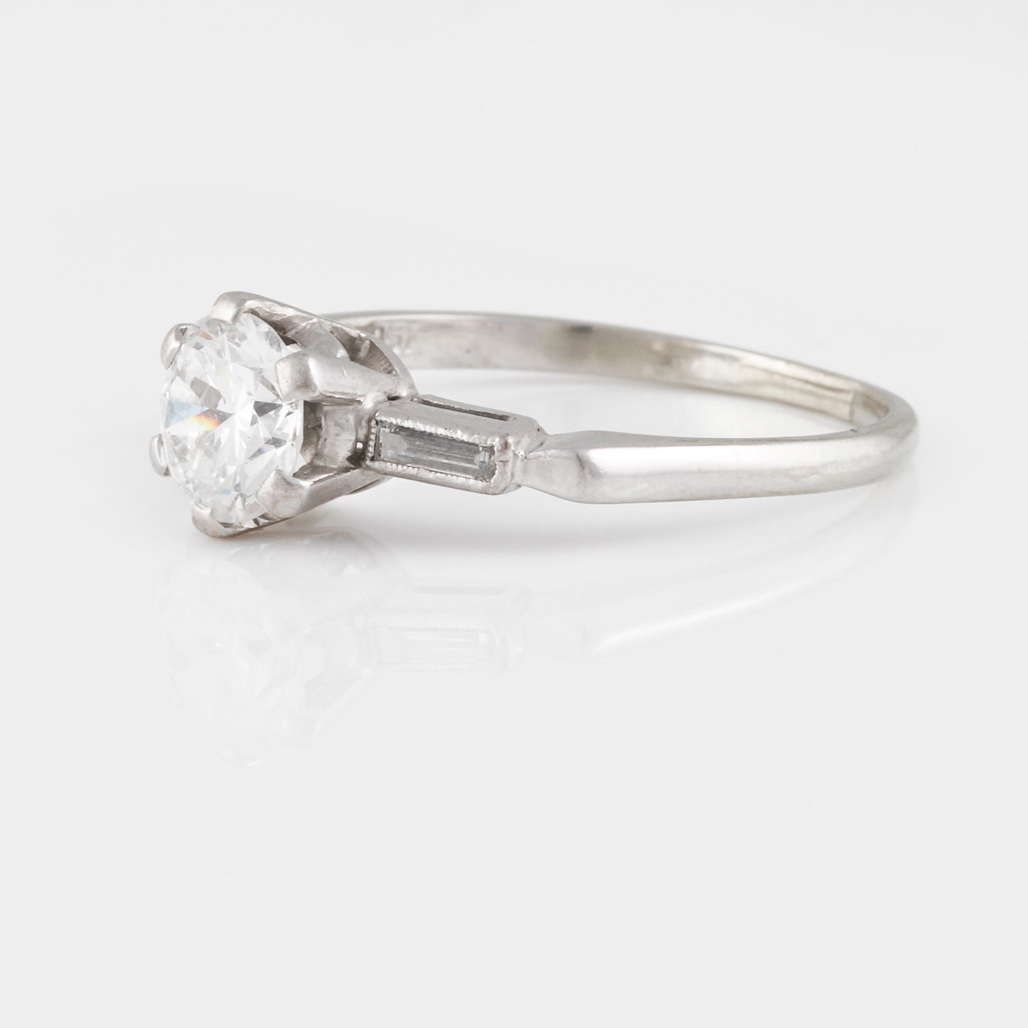 RING, 18K vitguld med äldre briljantslipad diamant 0.82 ct samt 2 baguetteslipade diamanter. Vikt 2,6 gram.