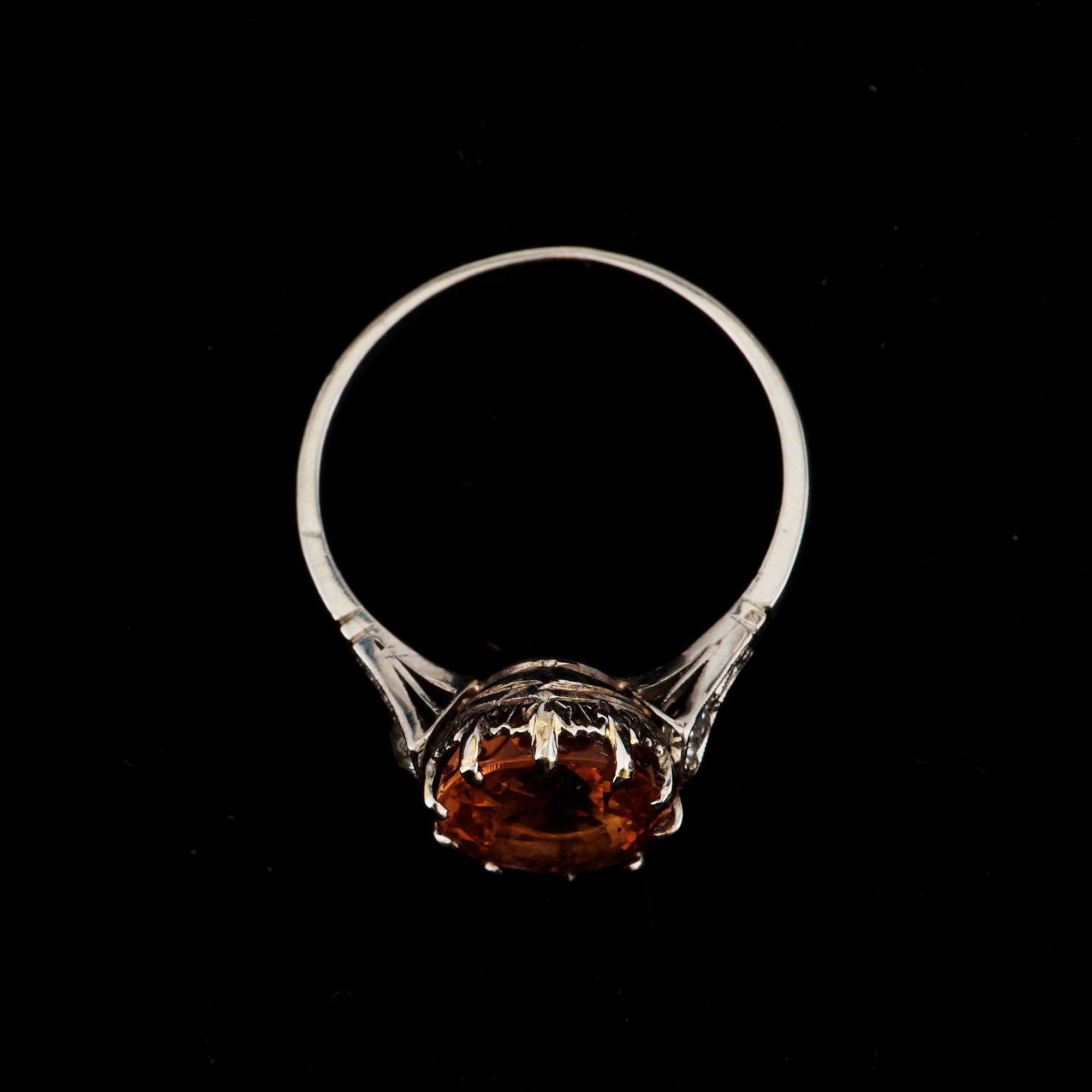 RING, topas, med antikslipade diamanter.