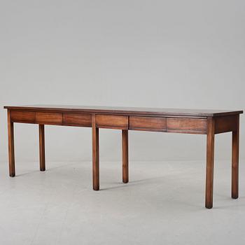 SIDEBOARD, Engelsk stil, 1900-talets andra hälft.