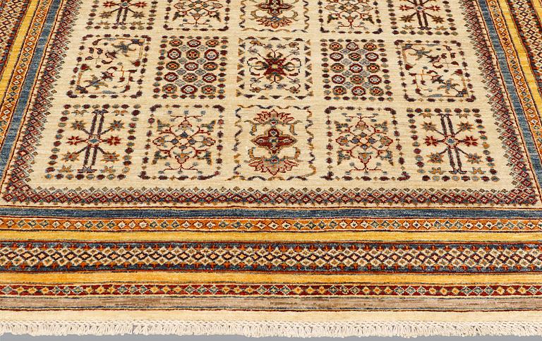 A carpet, Ziegler Design, approx. 253 x 172 cm.