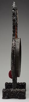 GONG, brons med träställ. Qing dynastin.
