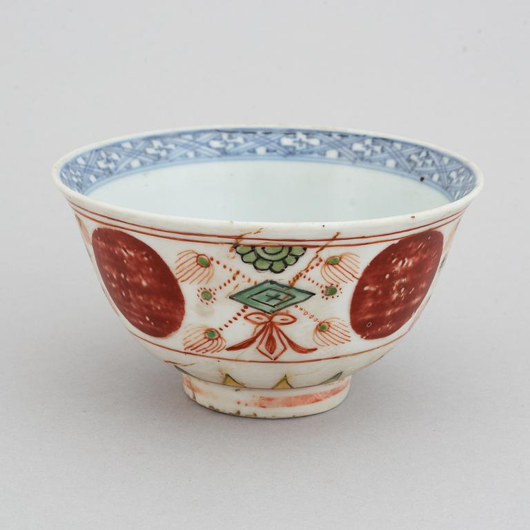 A blue and white and wucai decorated bowl, Ming dynasty (1368-1644).