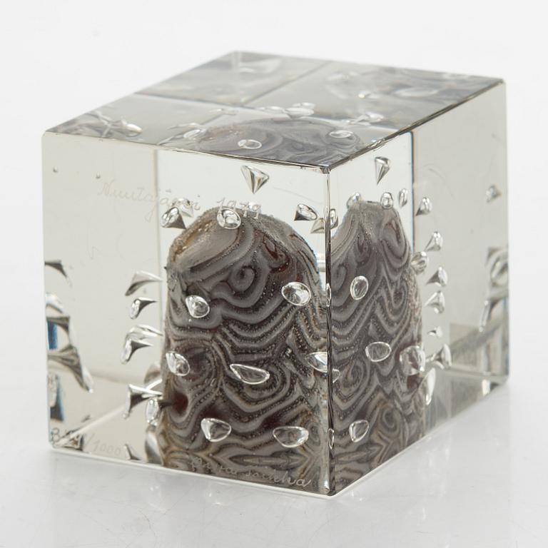 Oiva Toikka, An annual cube, signed Oiva Toikka Nuutajärvi 1979 and numbered 349/1000.