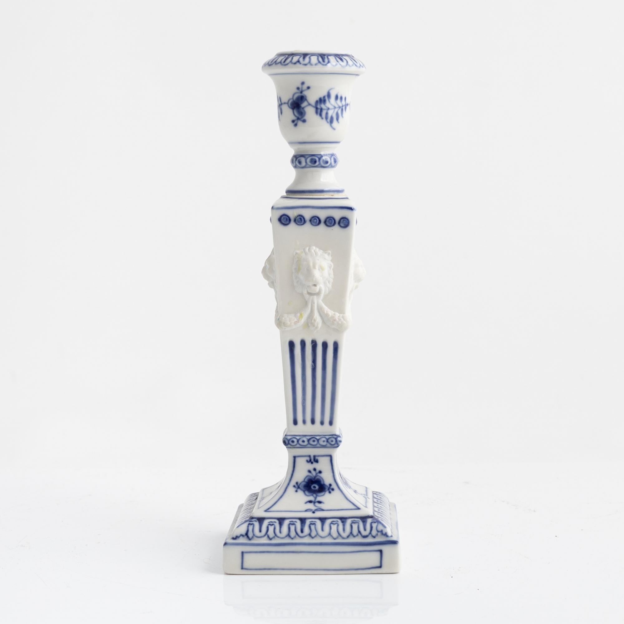 Servisdelar, 33 st, "Musselmalet", helblonde, Royal Copenhagen, Danmark.