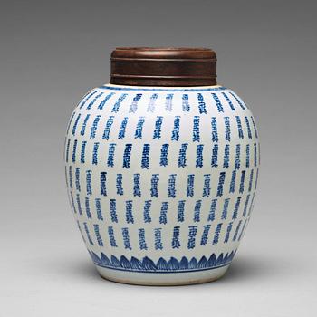 937. A blue and white jar, Qing dynasty, 18th Century.