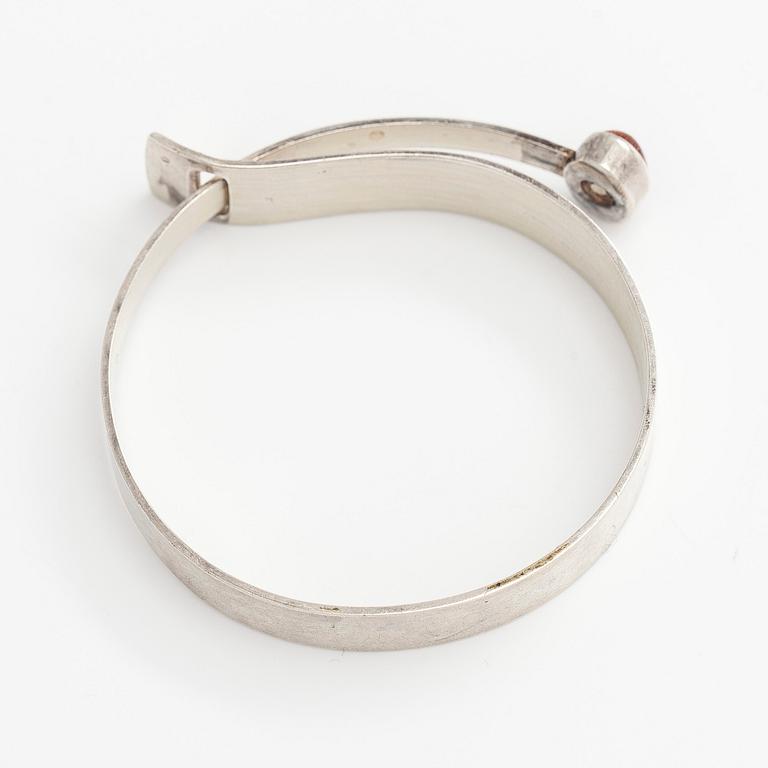 Elis Kauppi, armband, silver och aventuringlas. Kupittaan Kulta, Åbo 1958.